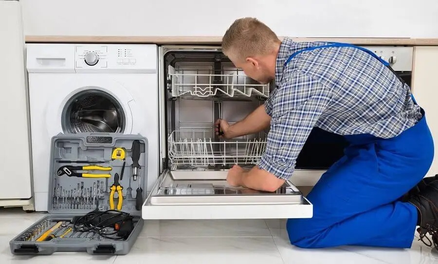 Bornova Philips servisi teknisyen ekibi beyaz eşya tamiri yaparken